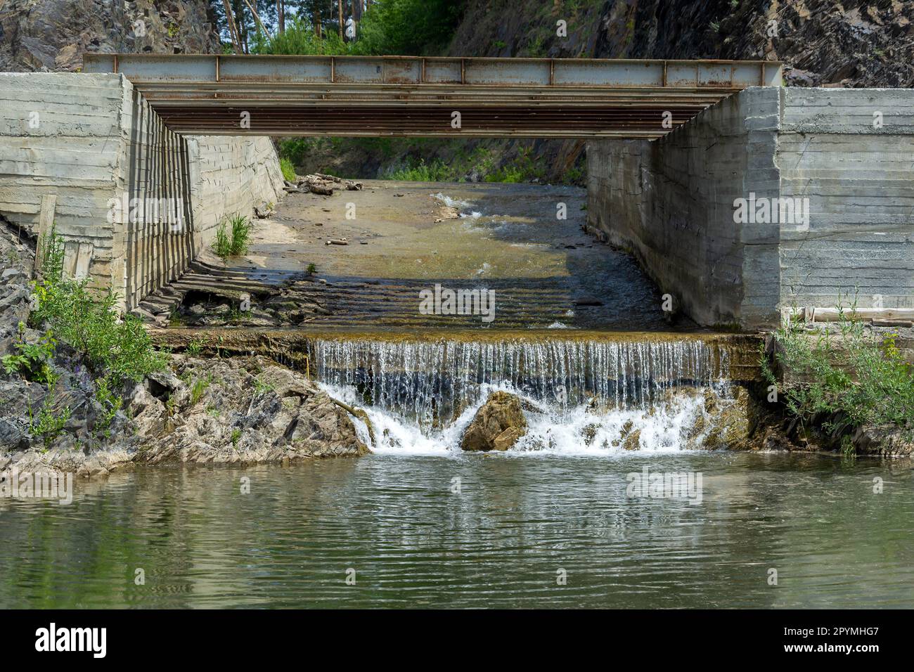 Canale di fuoriuscita di una centrale idroelettrica incompiuta sul fiume Izyrak, nella regione di Novosibirsk Foto Stock