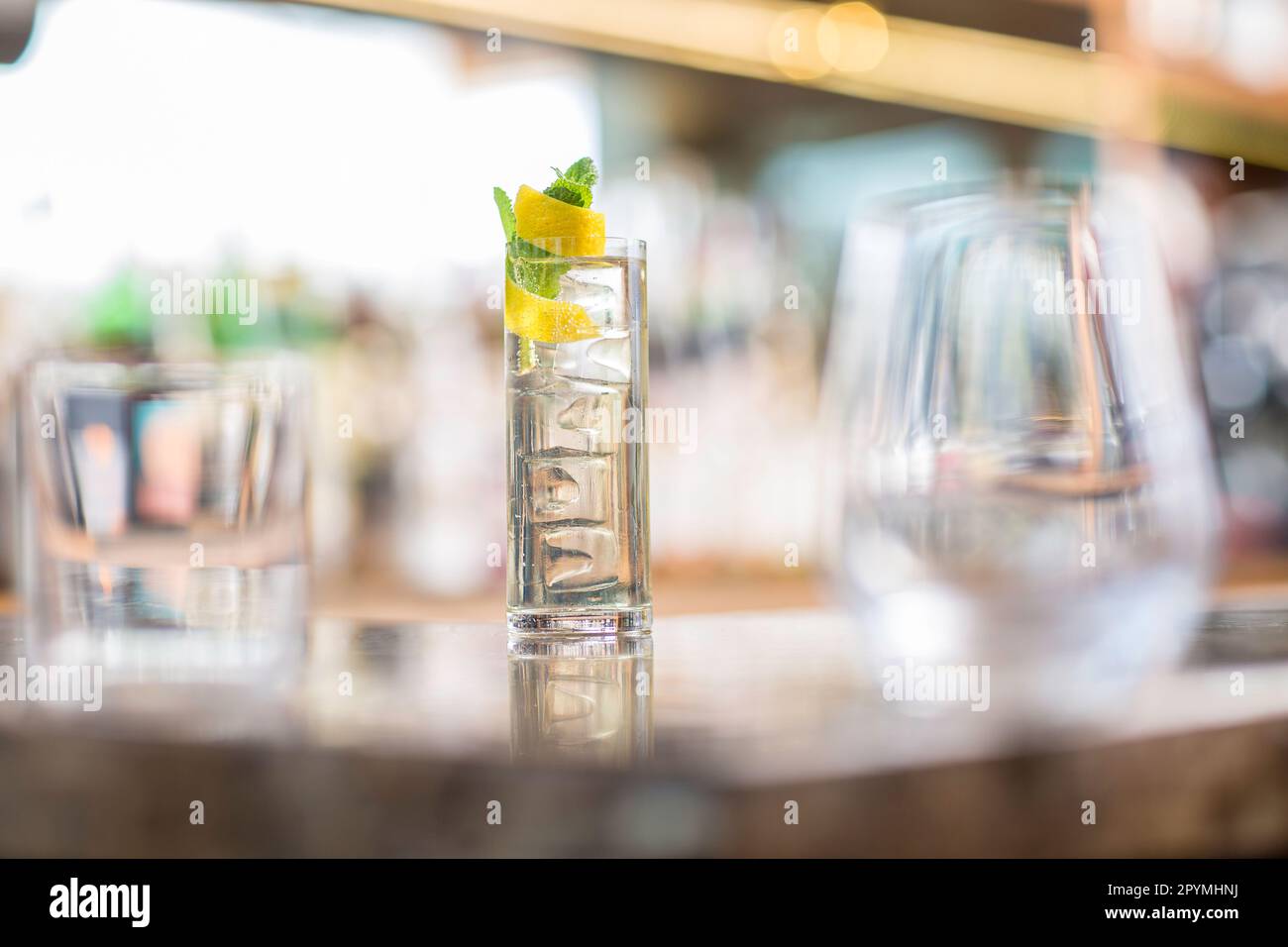 Cocktail classico con highball in bicchiere al banco bar. Foto Stock
