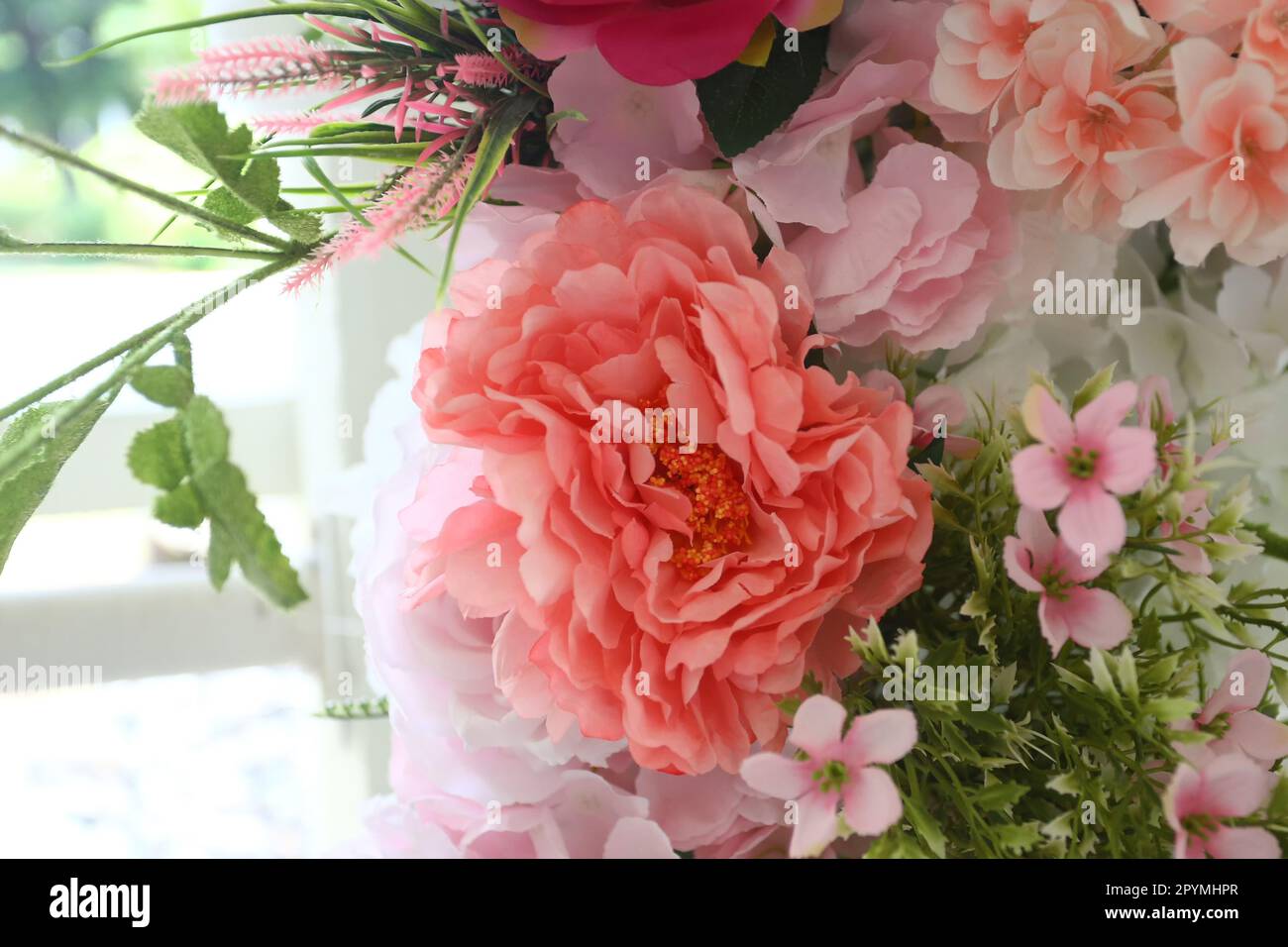 Mazzo di foglie e fiori finti rossi immagini e fotografie stock ad alta  risoluzione - Alamy