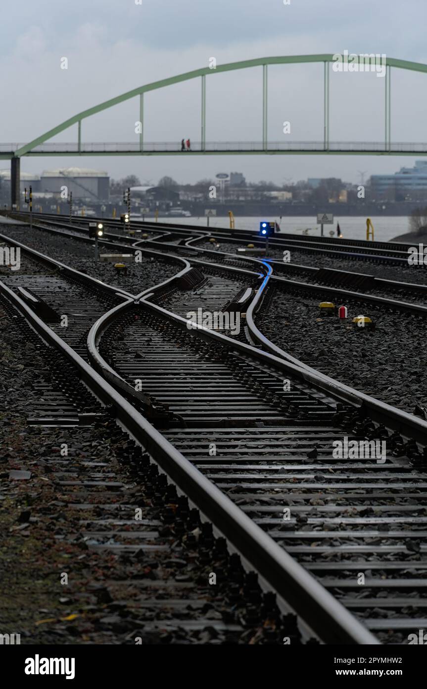 Binari ferroviari con due treni merci sullo sfondo, che viaggiano in direzioni opposte Foto Stock