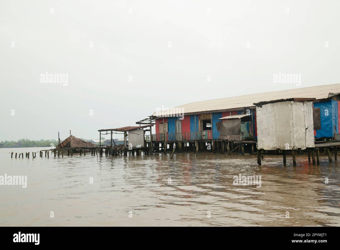 Ondo state, Nigeria - 2nd maggio 2023 - un edificio costruito al centro del mare di Abereke in una comunità fluviale di Ilaje, Stato Ondo. Foto Stock