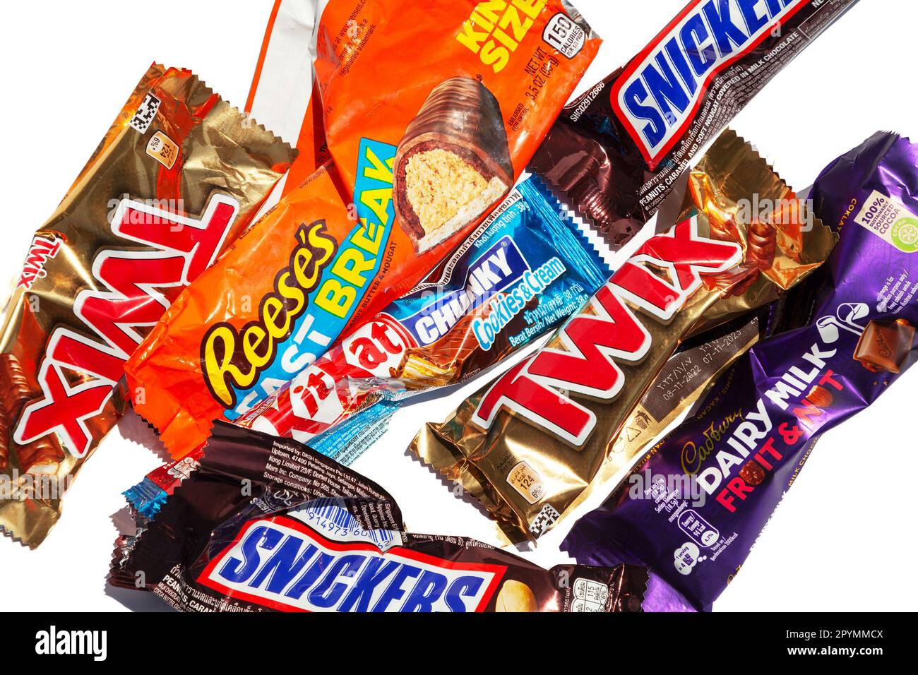 Ho Chi Minh City, Vietnam - 2 maggio 2023: Involucri vuoti con loghi di caramelle al cioccolato popolare, Twix, Snickers, KitKat, Cadbury, Reeses, isolato Foto Stock