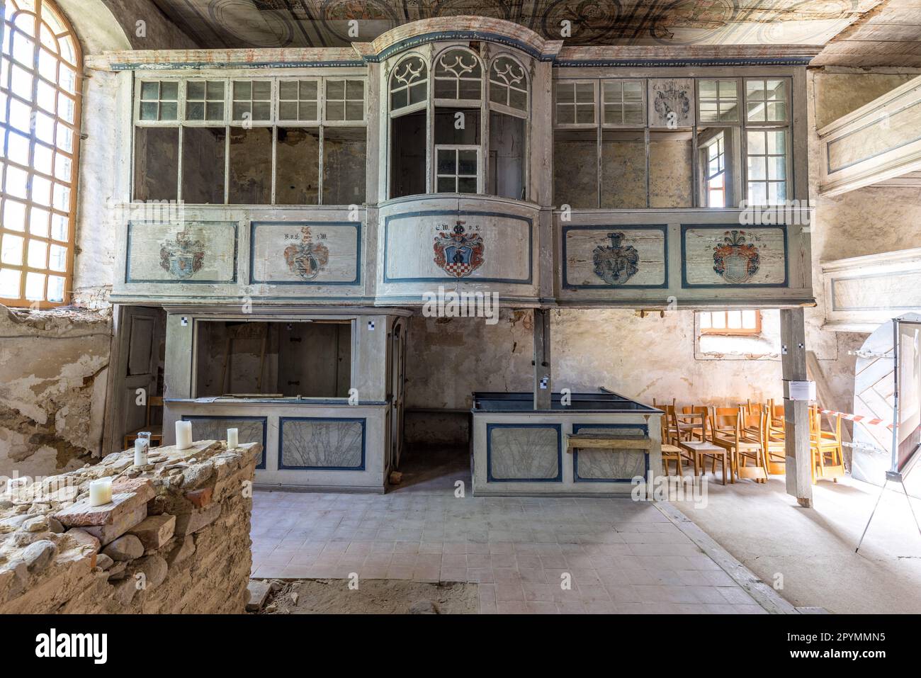 Drebkau, Germania. 04th maggio, 2023. Vista delle gallerie nell'ala est della chiesa nel distretto di Drebkauer di Steinitz. Oggi è stato presentato il risultato di due anni di lavoro di sicurezza e ristrutturazione nella chiesa del villaggio di Steinitz. Steinitz si trova nelle immediate vicinanze della miniera a cielo aperto Welzow-Süd, nel quartiere Spree-Neiße. Parti della chiesa tardo gotica sono datate alla metà del 15th ° secolo - rendendolo una delle più antiche chiese del Brandeburgo. L'ultimo servizio ecclesiastico si è svolto nel 1984. Credit: Frank Hammerschmidt/dpa/Alamy Live News Foto Stock