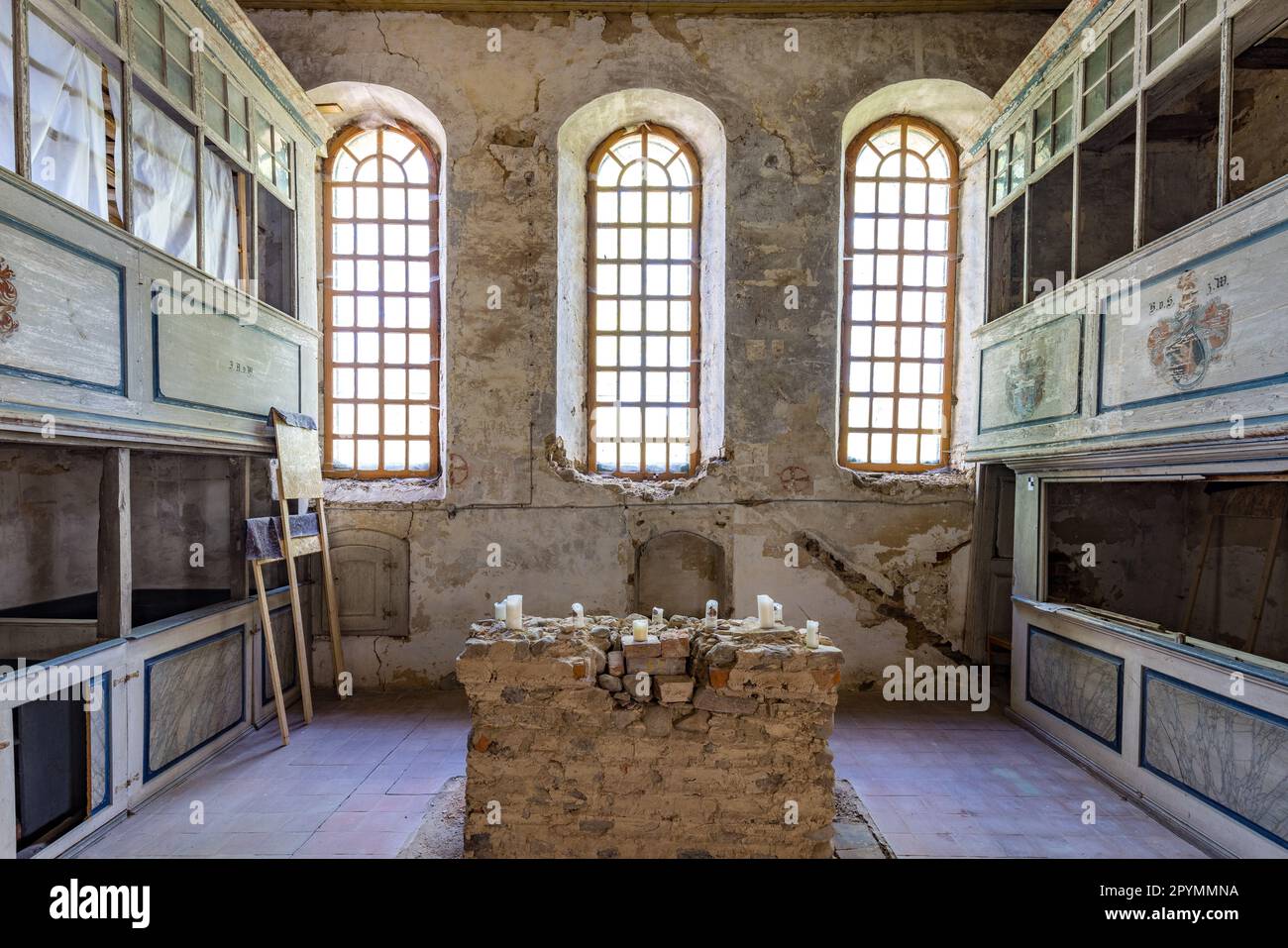 Drebkau, Germania. 04th maggio, 2023. Vista sull'ala est della chiesa nel quartiere di Drebkauer Steinitz. Oggi è stato presentato il risultato di due anni di lavoro di sicurezza e ristrutturazione nella chiesa del villaggio di Steinitz. Steinitz si trova nelle immediate vicinanze della miniera a cielo aperto Welzow-Süd, nel quartiere Spree-Neiße. Parti della chiesa tardo gotica sono datate alla metà del 15th ° secolo - rendendolo una delle più antiche chiese del Brandeburgo. L'ultimo servizio ecclesiastico si è svolto nel 1984. Credit: Frank Hammerschmidt/dpa/Alamy Live News Foto Stock