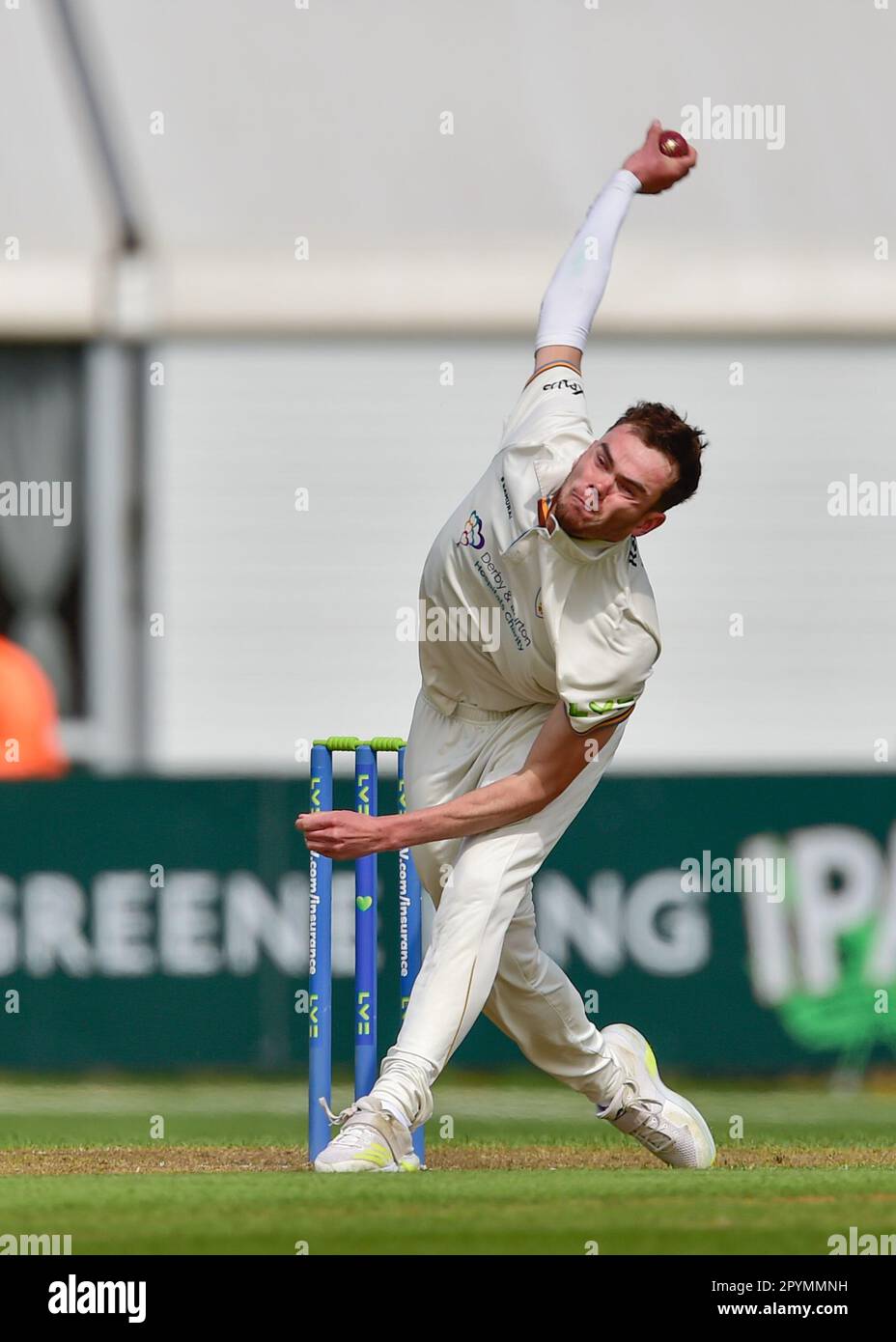 Incora Derbyshire County Cricket Ground, Derby, Regno Unito, 4 -7 maggio 2023. Derbyshire County Cricket Club / Leicestershire County Cricket Club nel LC= Inter County Cricket Championships 2023 Sam Conner (Derbyshire) bowling. Foto: Mark Dunn/Alamy, Foto Stock