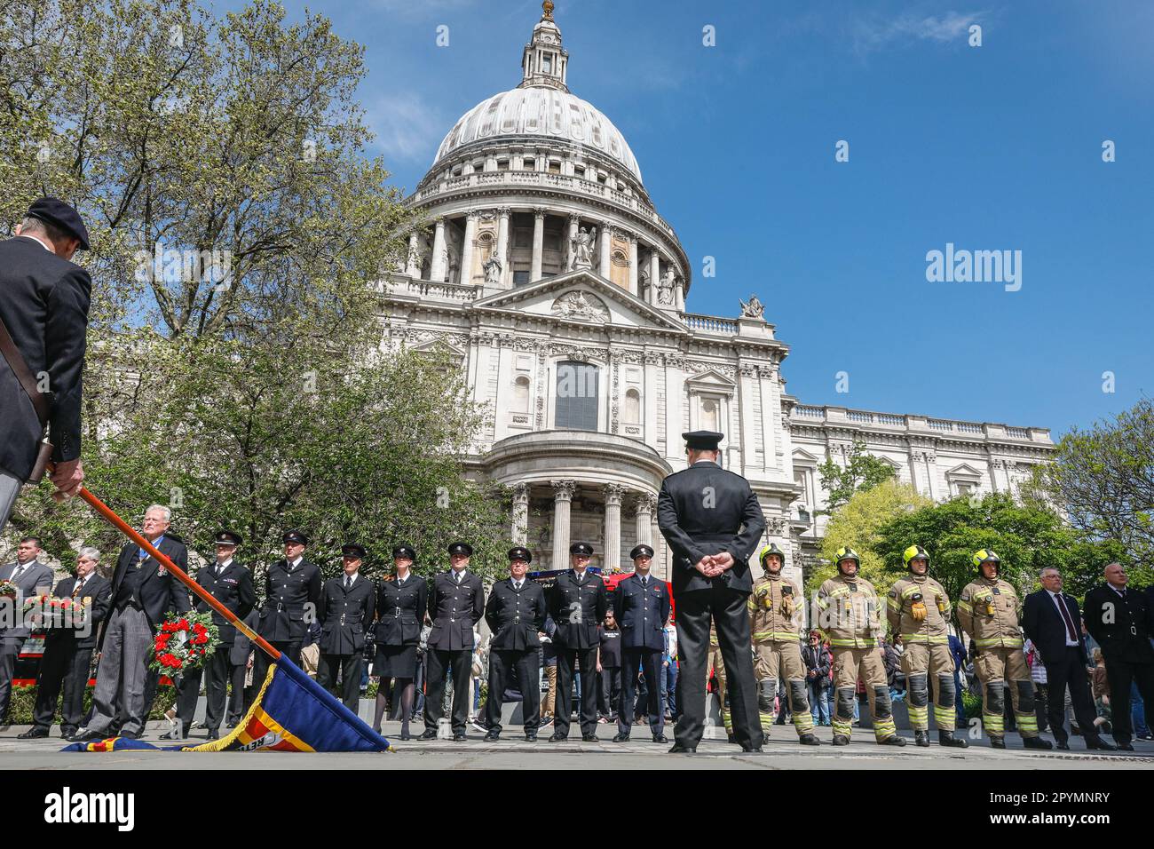 Londra, Regno Unito. 04th maggio, 2023. I rappresentanti dell'Unione dei vigili del fuoco e del Memorial Trust, nonché i vigili del fuoco della sede centrale dei vigili del fuoco di Union Street e della stazione osservano un minuto di silenzio e depongono le corone al National Firefighters Memorial, vicino alla cattedrale di St Paul, il 4th maggio, il Firefighter's Memorial Day. La giornata è in ricordo di tutti i vigili del fuoco e dei vigili del fuoco in tutto il mondo che potrebbero essere stati feriti o aver perso la vita. Credit: Imageplotter/Alamy Live News Foto Stock