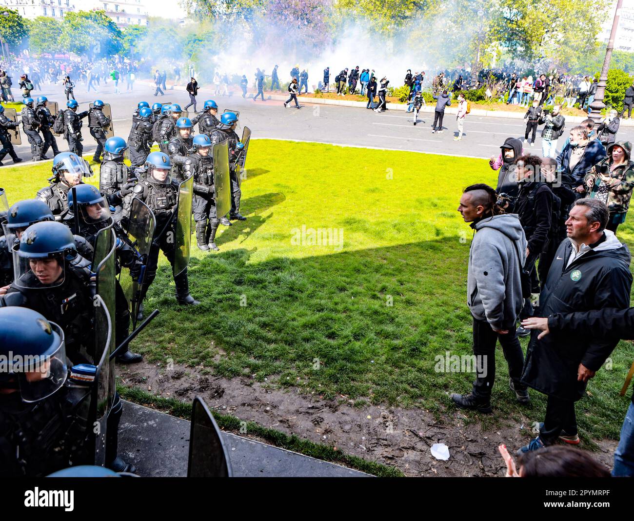 La polizia francese contrasta i manifestanti in Piazza della Nazione durante la manifestazione. Manifestazione a Parigi il giorno 2023 maggio in solidarietà con la giornata internazionale dei lavoratori. Centinaia di migliaia di persone si riuniscono a Parigi per protestare per i loro diritti civili e per la loro opposizione alla recente legge francese sulle pensioni. Foto Stock