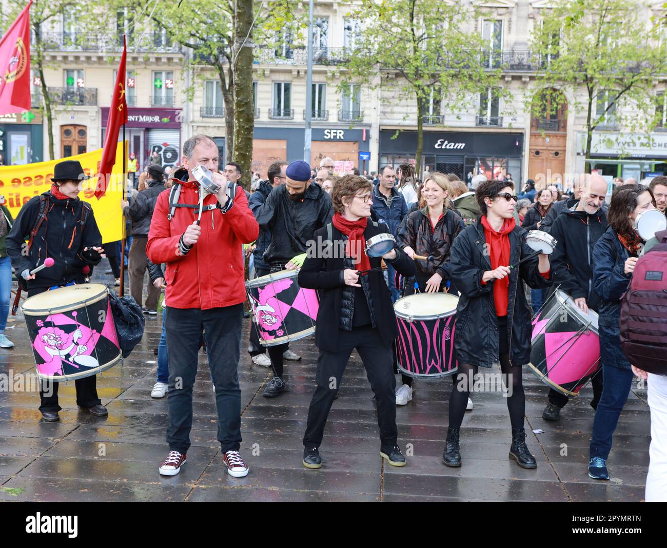 I manifestanti cantano canzoni e suonano la batteria per una canzone di solidarietà durante la dimostrazione. Manifestazione a Parigi il giorno 2023 maggio in solidarietà con la giornata internazionale dei lavoratori. Centinaia di migliaia di persone si riuniscono a Parigi per protestare per i loro diritti civili e per la loro opposizione alla recente legge francese sulle pensioni. Foto Stock