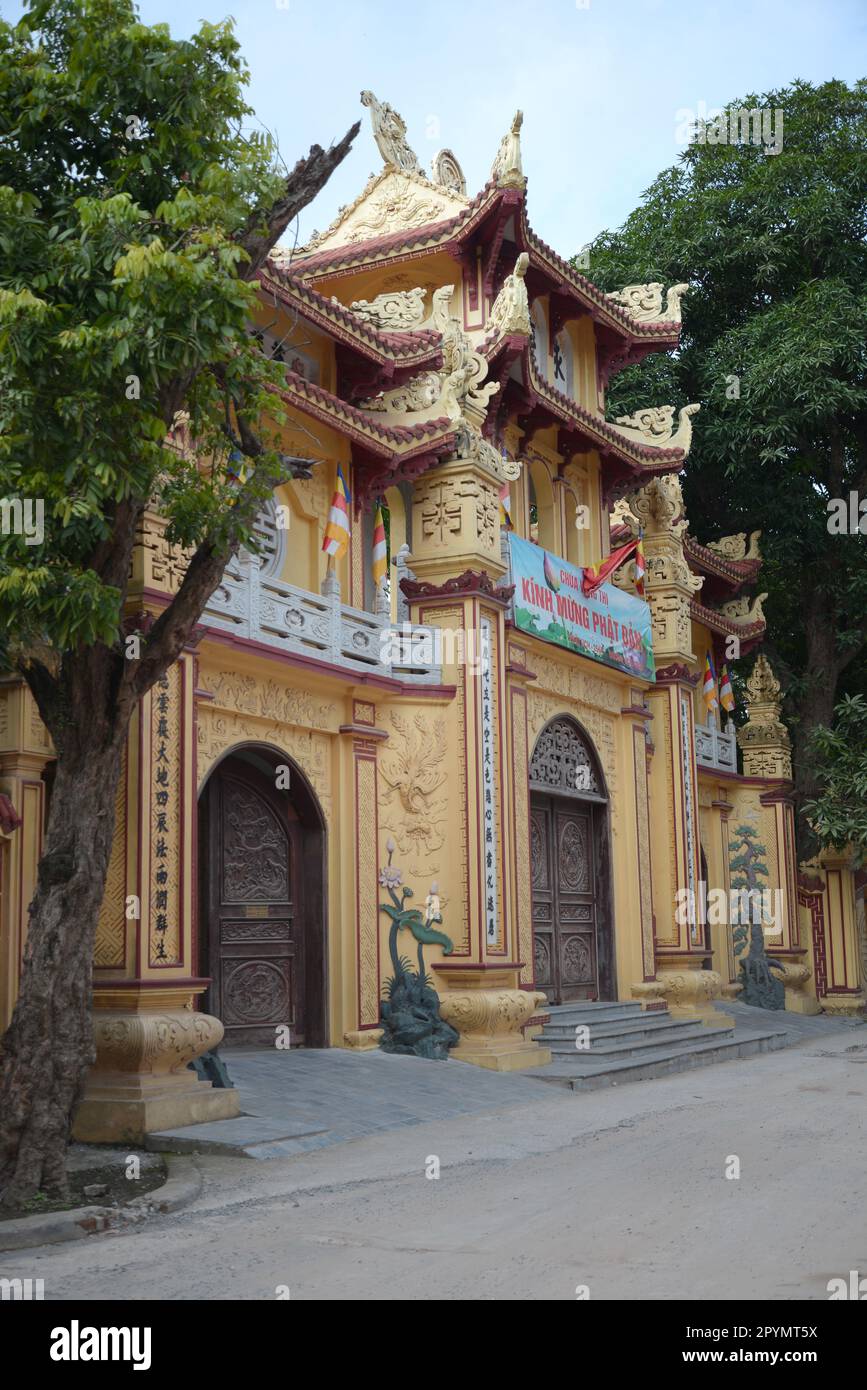 Ha noi, Vietnam. Il cancello del villaggio è un'antica opera architettonica speciale del Vietnam. Al giorno d'oggi, la porta del paese non è molto dovuto Foto Stock