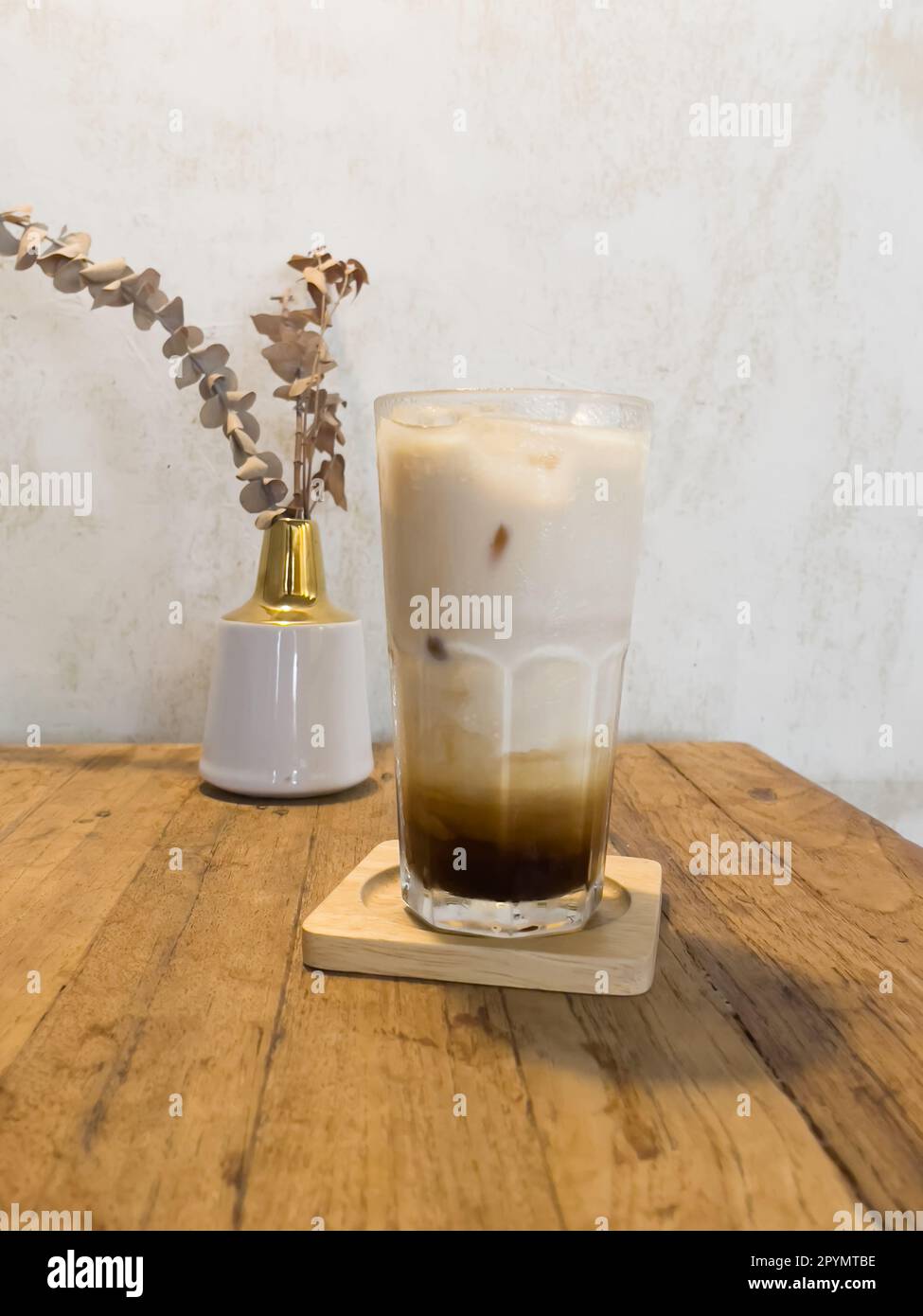 Caffè ghiacciato con latte in caffetteria, foto di scorta Foto Stock