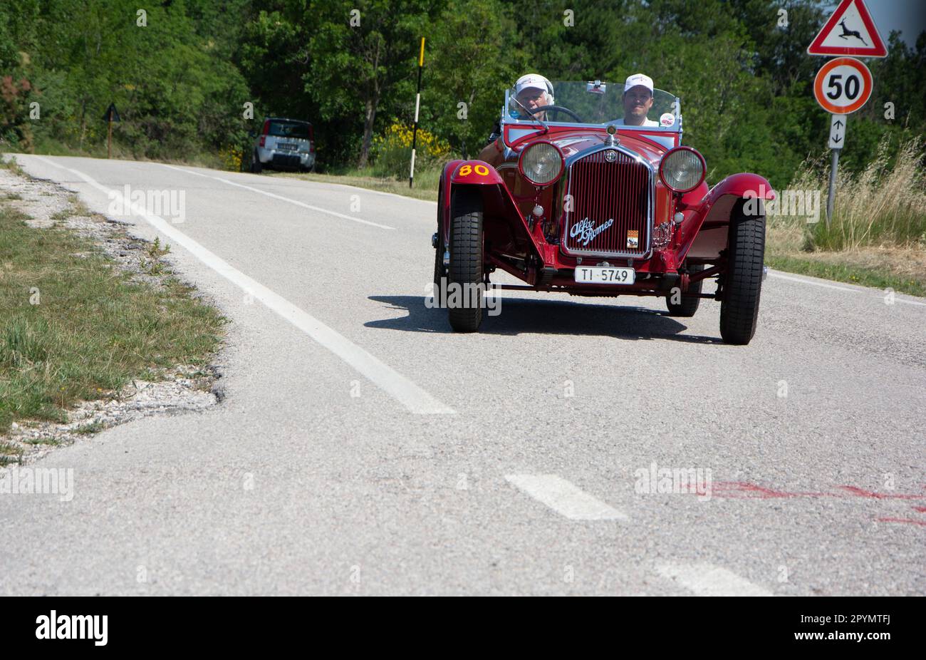 URBINO, ITALIA -, ALFA ROMEO 6C 1750 GRAN SPORT BRIANZA 1934 su una vecchia auto da corsa nel rally Mille miglia 2022 Foto Stock