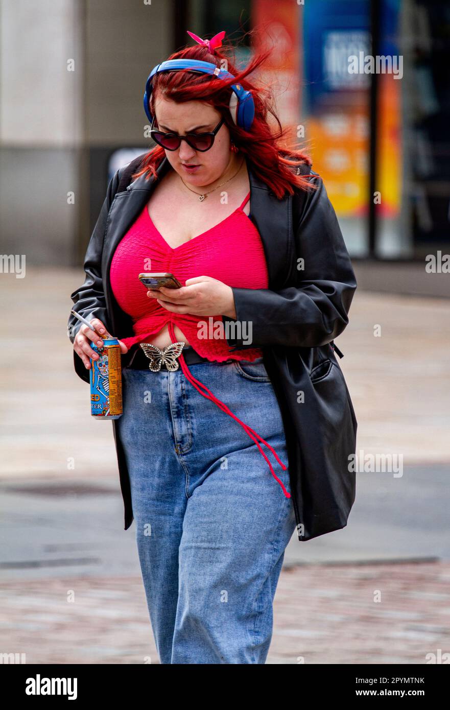 Dundee, Tayside, Scozia, Regno Unito. 4th maggio, 2023. UK Weather: Una mattina fredda e ventosa in maggio attraverso il nord-est della Scozia. Alcune donne alla moda si contendono il freddo e la brezza primavera del tempo, trascorrendo la giornata nel centro di Dundee, facendo shopping nella loro vita quotidiana. Credit: Dundee Photographics/Alamy Live News Foto Stock