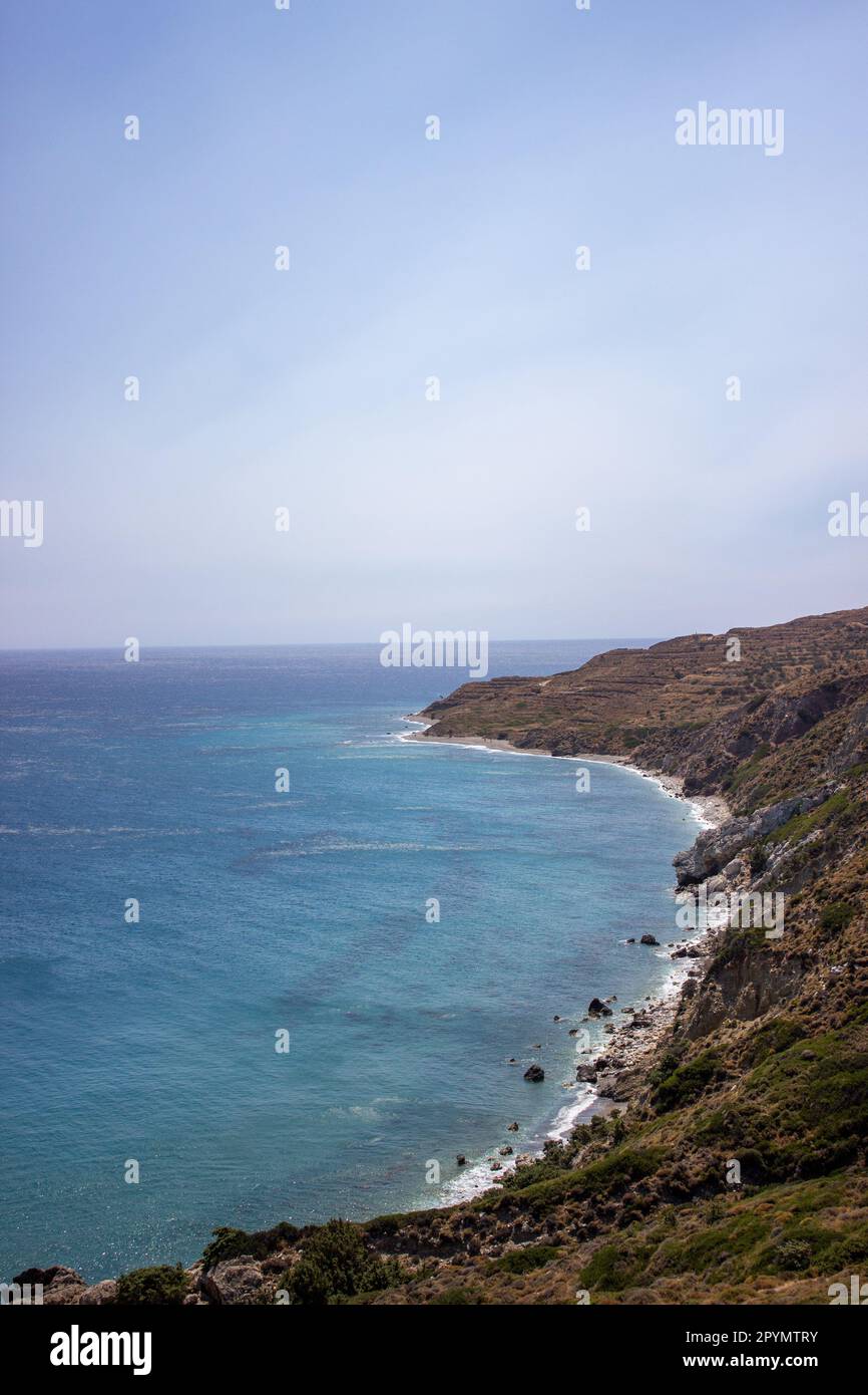 Una vista panoramica della costa oceanica di Saint George Beach a Ikaria, Grecia. Foto Stock