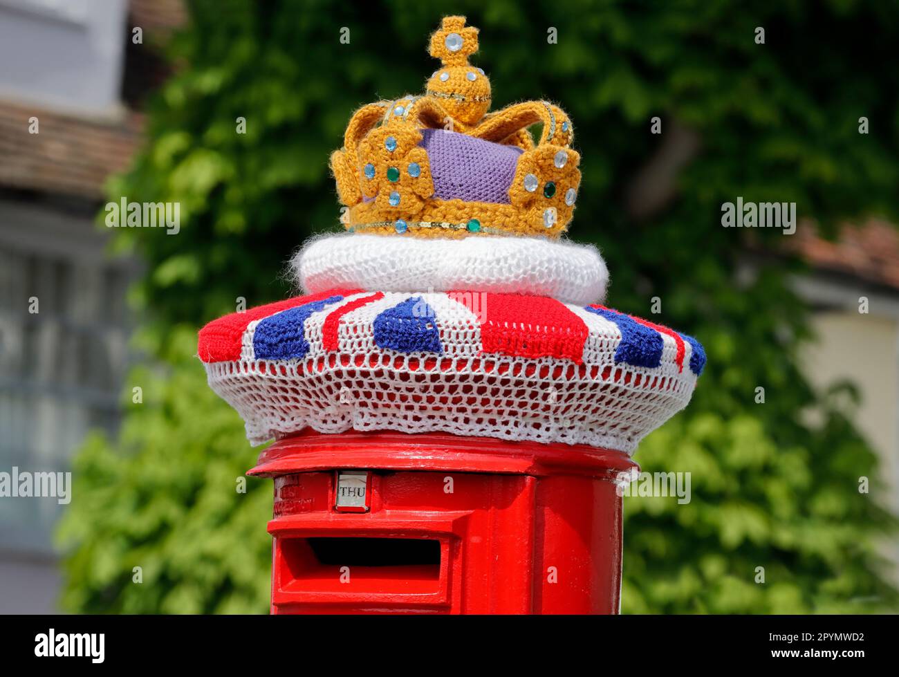 Decorazione in lana lavorata a maglia su una cassetta postale in Sawbridgeworth Hertfordshire, presenta una corona e la bandiera Union Jack. Foto Stock