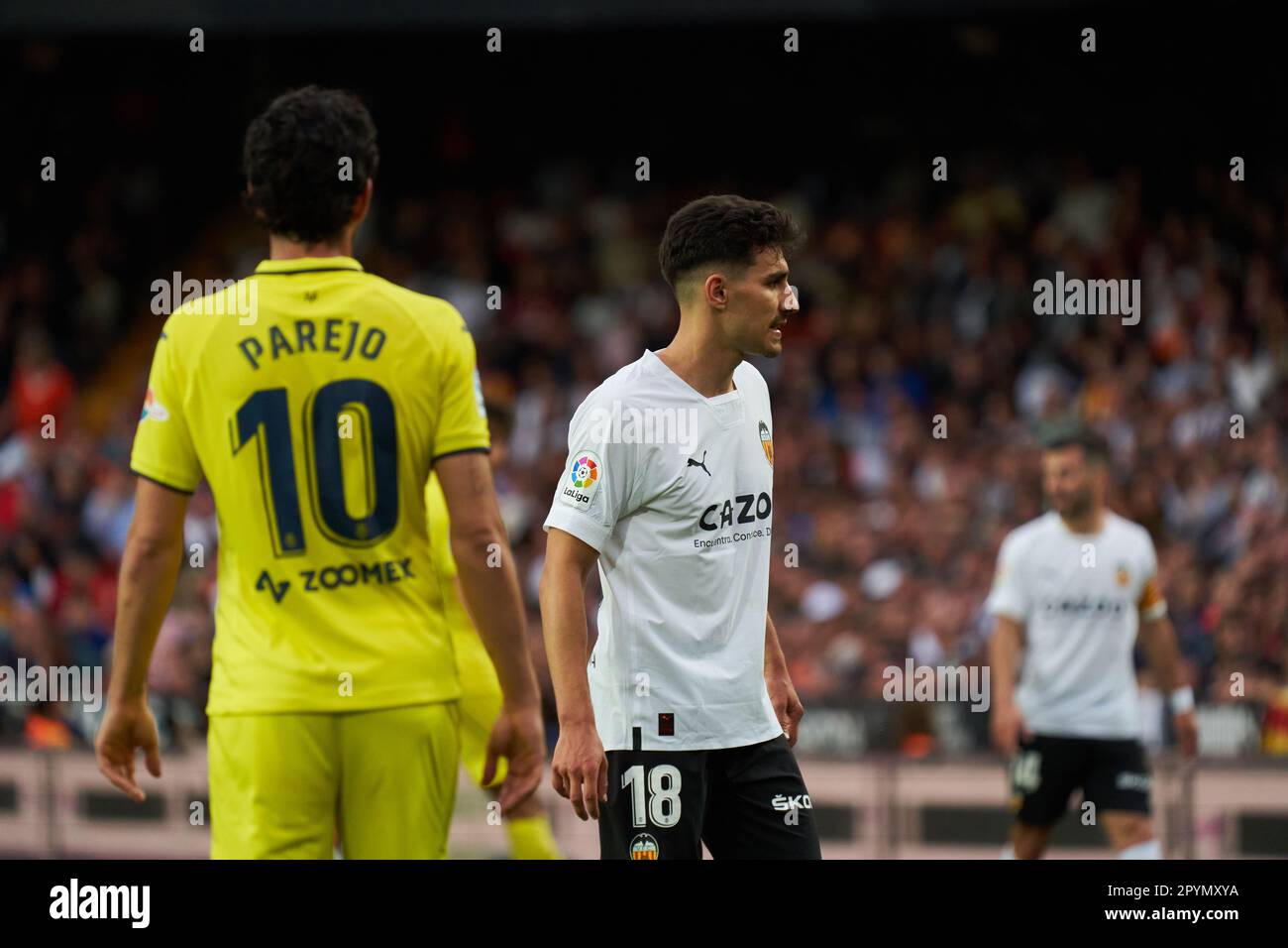 Daniel Parejo Munoz di Villarreal CF (L) e Andre Almeida di Valencia CF (R) in azione durante la stagione regolare la Liga Santander Round 33 il 3 maggio 2023 allo stadio Mestalla di Valencia, Spagna. Valencia CF 1:1 Villarreal CF (Foto di Vicente Vidal Fernandez/Sipa USA) Credit: Sipa USA/Alamy Live News Foto Stock