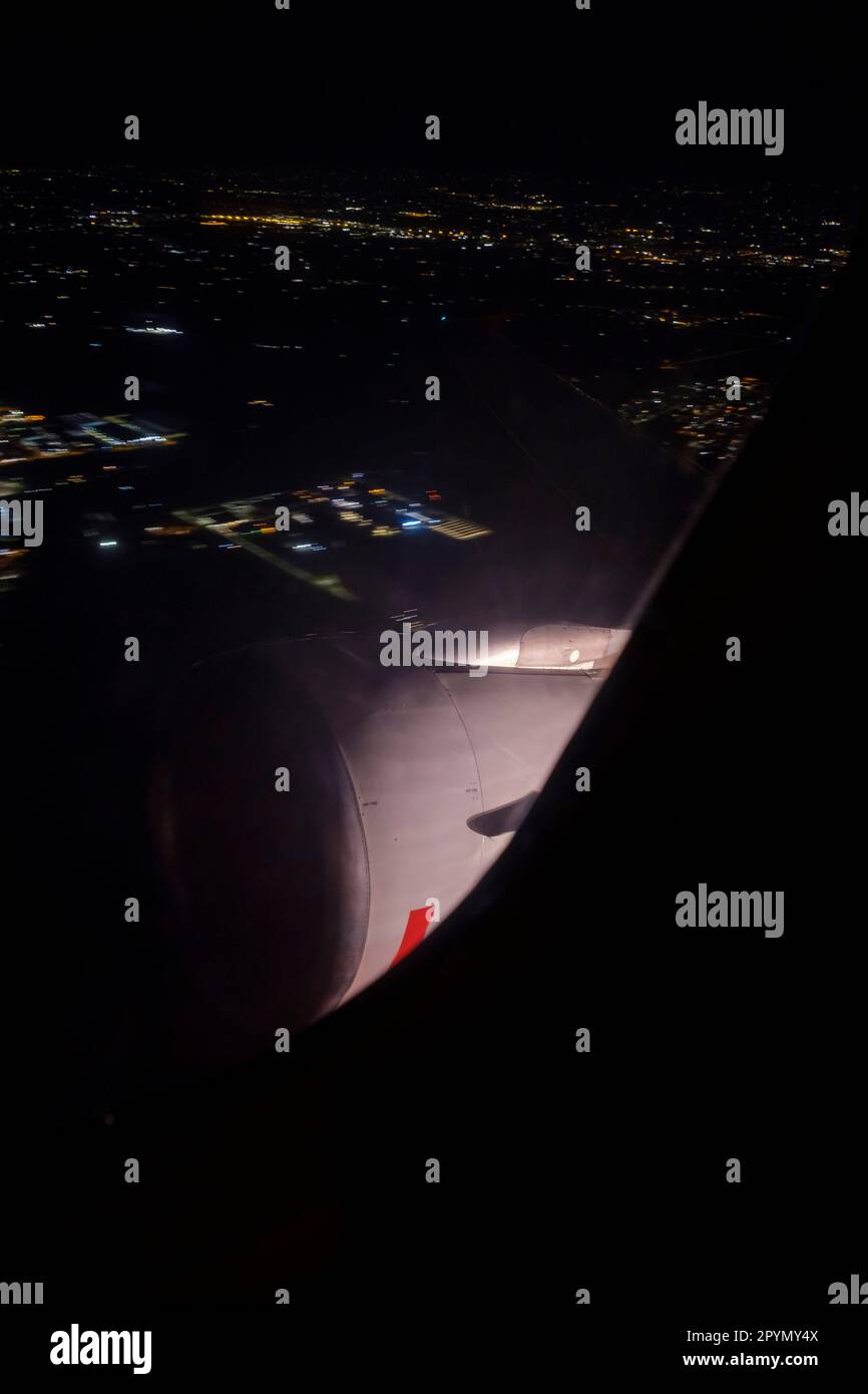 Guardando fuori dalla finestra di un aereo di notte come decolli dall'aeroporto di Bologna in Italia. Foto Stock