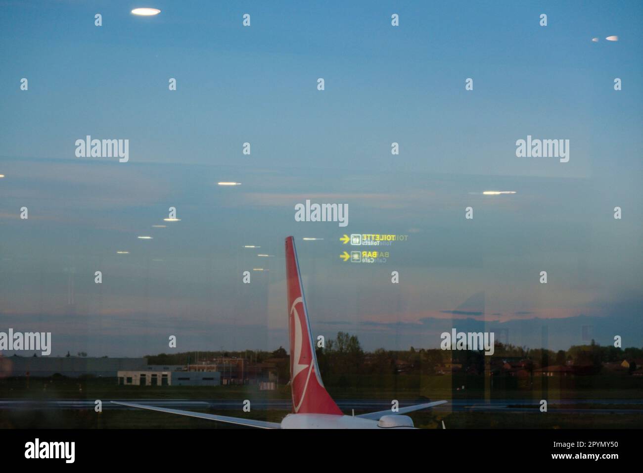 Vista da una sala partenze dell'aeroporto con aereo sul grembiule. Foto Stock