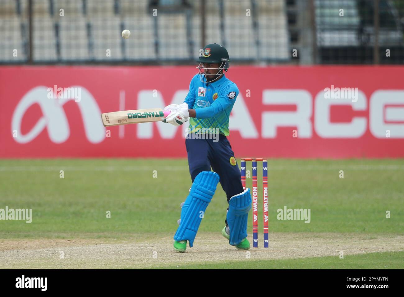 Abahani Ltd Batter Afif Hossain batte durante il Dhaka Premier Division Cricket League 2022-23 super campionato partita tra Abahani Ltd. E prime Bank Foto Stock