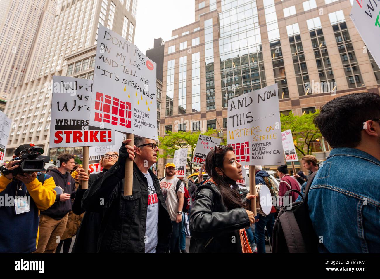 I membri della Writers Guild of America East e i loro sostenitori picket fuori dal Peacock Upfronts sulla Fifth Avenue il martedì 2 maggio 2023. La gilda è uscita dopo le trattative con l'Alleanza dei produttori di Motion Picture e Televisione non ha dato luogo ad un accordo. Gli scrittori vogliono una maggiore quota di entrate in streaming, nonché personale obbligatorio e durata del lavoro. L'ultimo sciopero del novembre 2007 durò 100 giorni. (© Richard B. Levine) Foto Stock