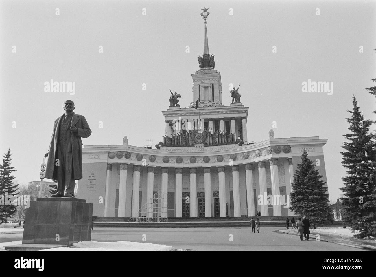 1988: Una statua di Lenin al Padiglione Centrale alla Mostra dei risultati dell'Economia Nazionale nel Distretto di Ostankinsky a Mosca. Foto Stock