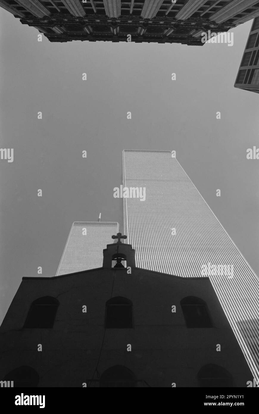 1990: Il World Trade Center e St. Nicholas greco ortodossa Chiesa, che ha iniziato i servizi al 155 Cedar Street nel 1922. Tutti e tre gli edifici sono stati distrutti negli attentati terroristici del 9/11 a New York City nel 2001. La chiesa, ricostruita con un costo di $85 milioni di dollari, è stata riaperta nel 2022 ed è ora anche un santuario nazionale. Foto Stock