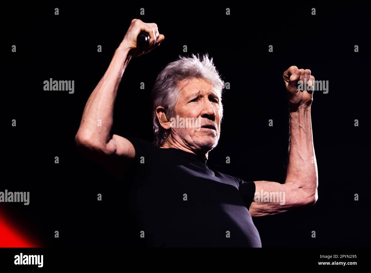 Roger Waters suona dal vivo al Mediolanum Forum di Milano il 28 2023 marzo Foto Stock