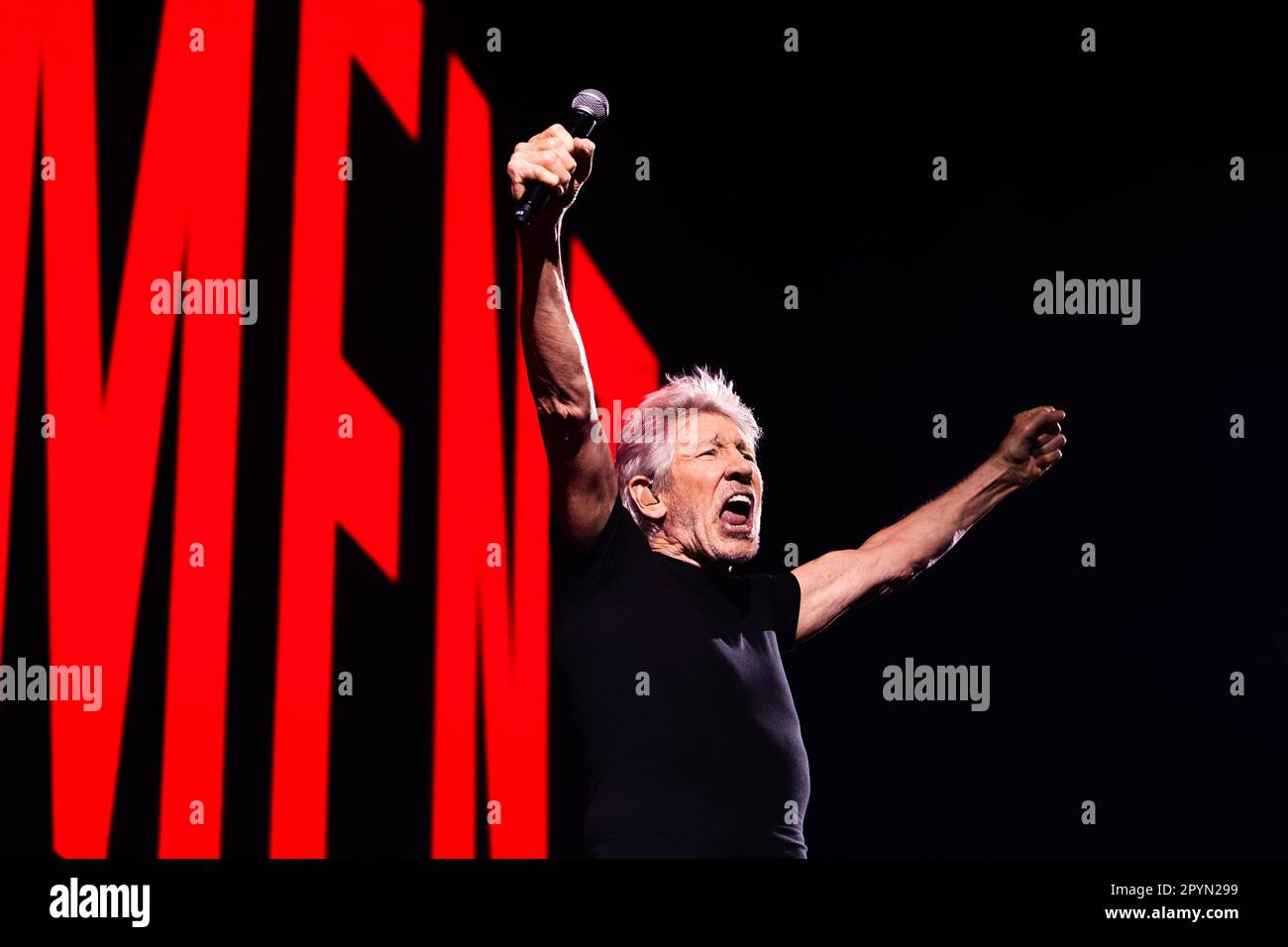 Roger Waters suona dal vivo al Mediolanum Forum di Milano il 28 2023 marzo Foto Stock