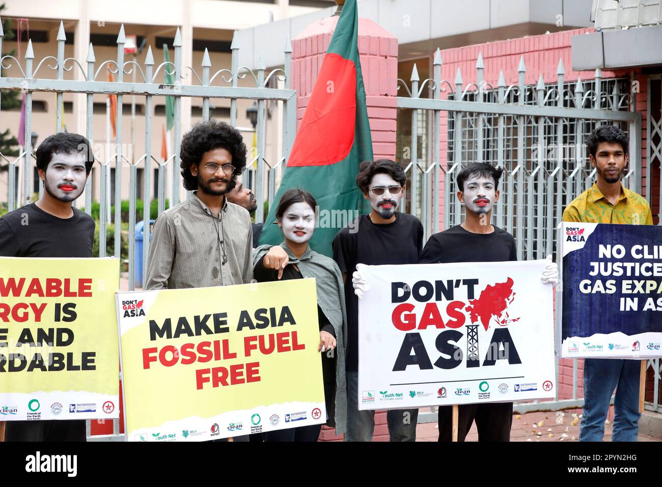 Dhaka, Bangladesh - 04 maggio 2023: Diverse organizzazioni ambientaliste hanno tenuto un raduno a Shahbagh a Dhaka per chiedere la formulazione di en sostenibile Foto Stock