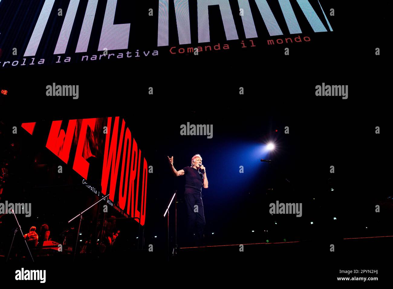 Roger Waters suona dal vivo al Mediolanum Forum di Milano il 28 2023 marzo Foto Stock