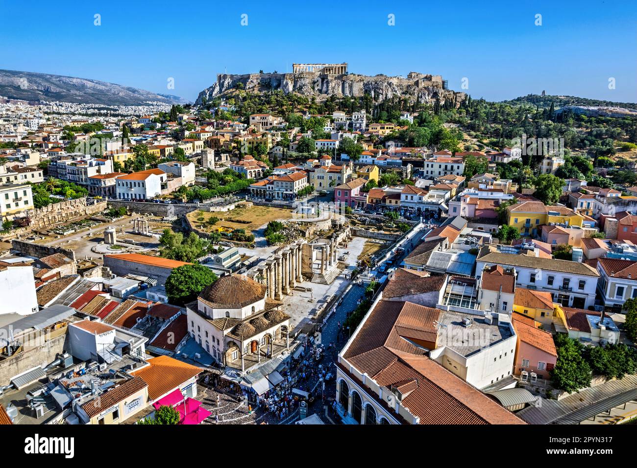 Vista parziale aerea del centro storico di Atene, Grecia. Da davanti a dietro si può vedere, Monastiraki, Plaka e l'Acropoli Foto Stock