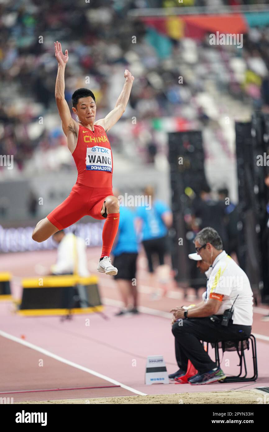 Wang Jianan nel lungo salto al Doha 2019 World Athletics Championships. Foto Stock