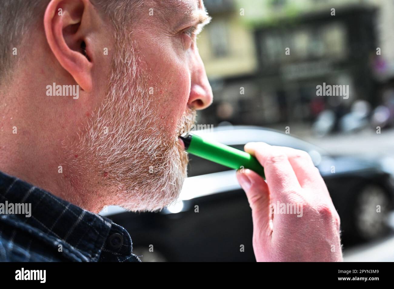 Illustrazione di una persona che fuma il Puff,  una nuova forma di sigaretta  elettronica con diversi sapori di frutta (e-sigaretta), monouso, quindi  monouso. Per quanto riguarda i rischi associati al fumo,