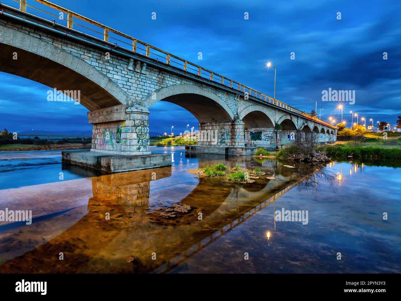 Il ponte sul fiume Xirias ('Titarissios'), Tirnavos città, Larissa, Tessaglia, Grecia. Foto Stock