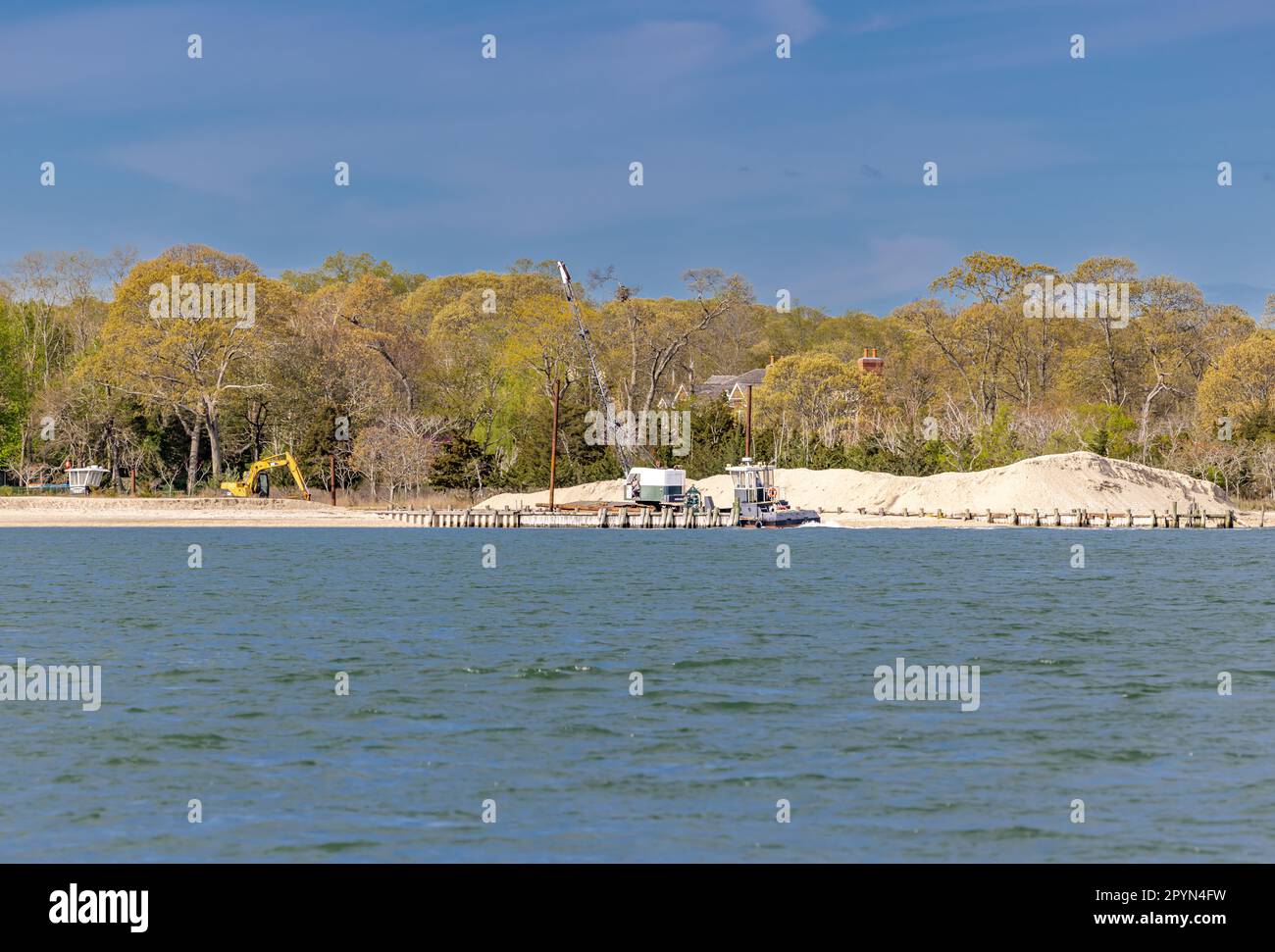 Attrezzature da costruzione che lavorano a Ganet Creek a North Haven Foto Stock