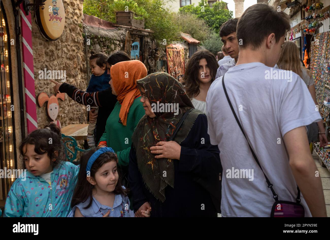 Antalya, Turchia - Kaleici, la città vecchia di Antalya, è un labirinto di vicoli stretti e vicoli che sono vivi con persone di tutte le età e background. Foto Stock