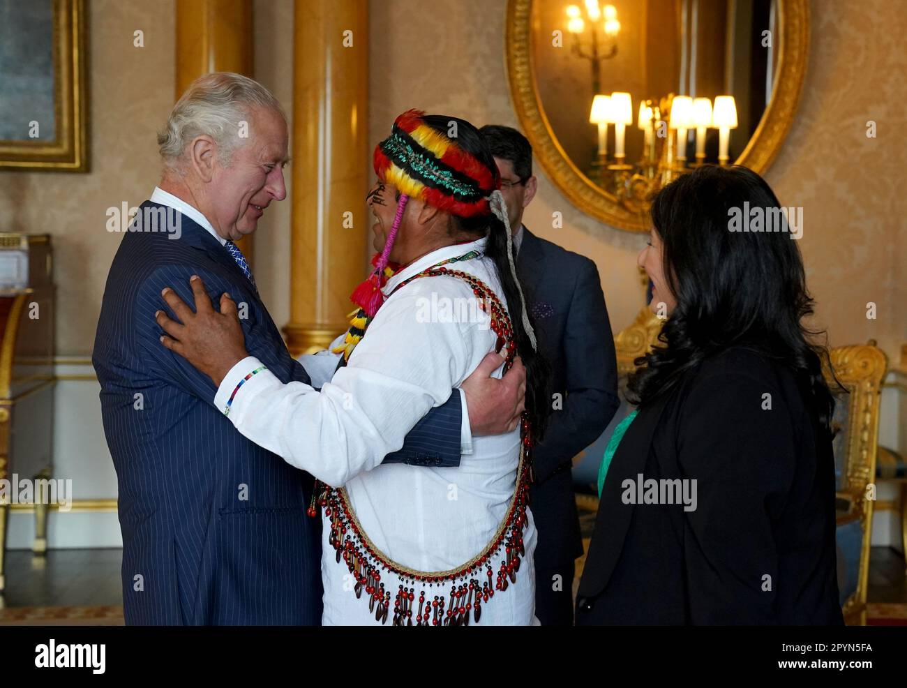 Re Carlo III riceve l'anziano indigeno Uyunkar Domingo Peas, portavoce delle Sacre Headwaters dell'Amazzonia, durante un'udienza a Buckingham Palace, Londra. Data immagine: Giovedì 4 maggio 2023. Foto Stock