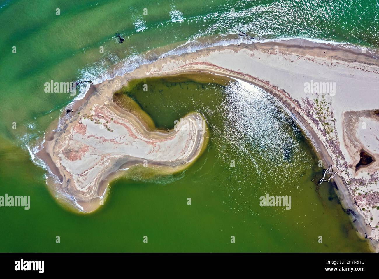 All'estuario del fiume Pineios. Nella parte superiore, il Mar Egeo, nella parte inferiore, il fiume. Larissa, Tessaglia, Grecia. Foto Stock
