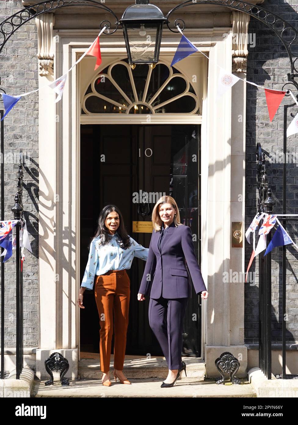 La moglie di Rishi Sunak Akshata Musty saluta First Lady of Ukraine Olena Zelenska fuori 10 Downing Street, Londra durante la sua visita nel Regno Unito. Data immagine: Giovedì 4 maggio 2023. Foto Stock