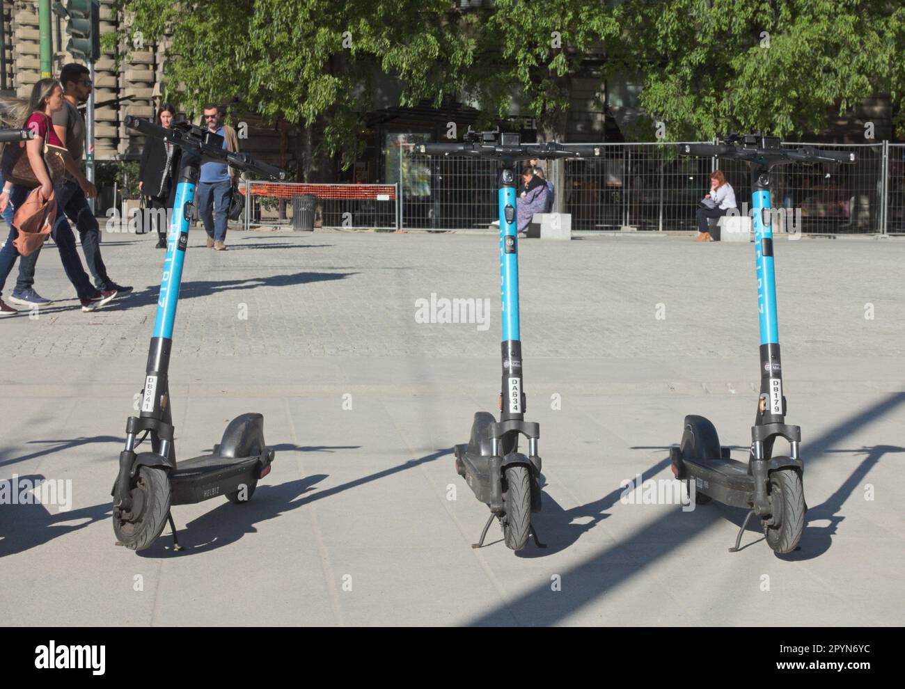 E-scooter parcheggiati a Largo Cairoli, Milano, Italia Foto Stock
