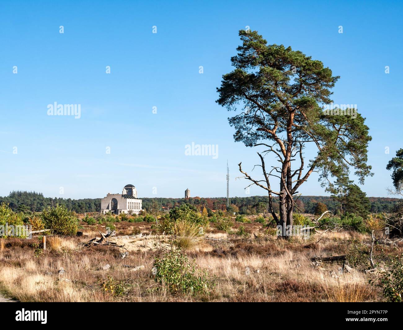 Costruzione Di Un'ex stazione di trasmissione radio a onde lunghe radio Kootwijk in brughiera di Veluwe, Apeldoorn, Paesi Bassi Foto Stock