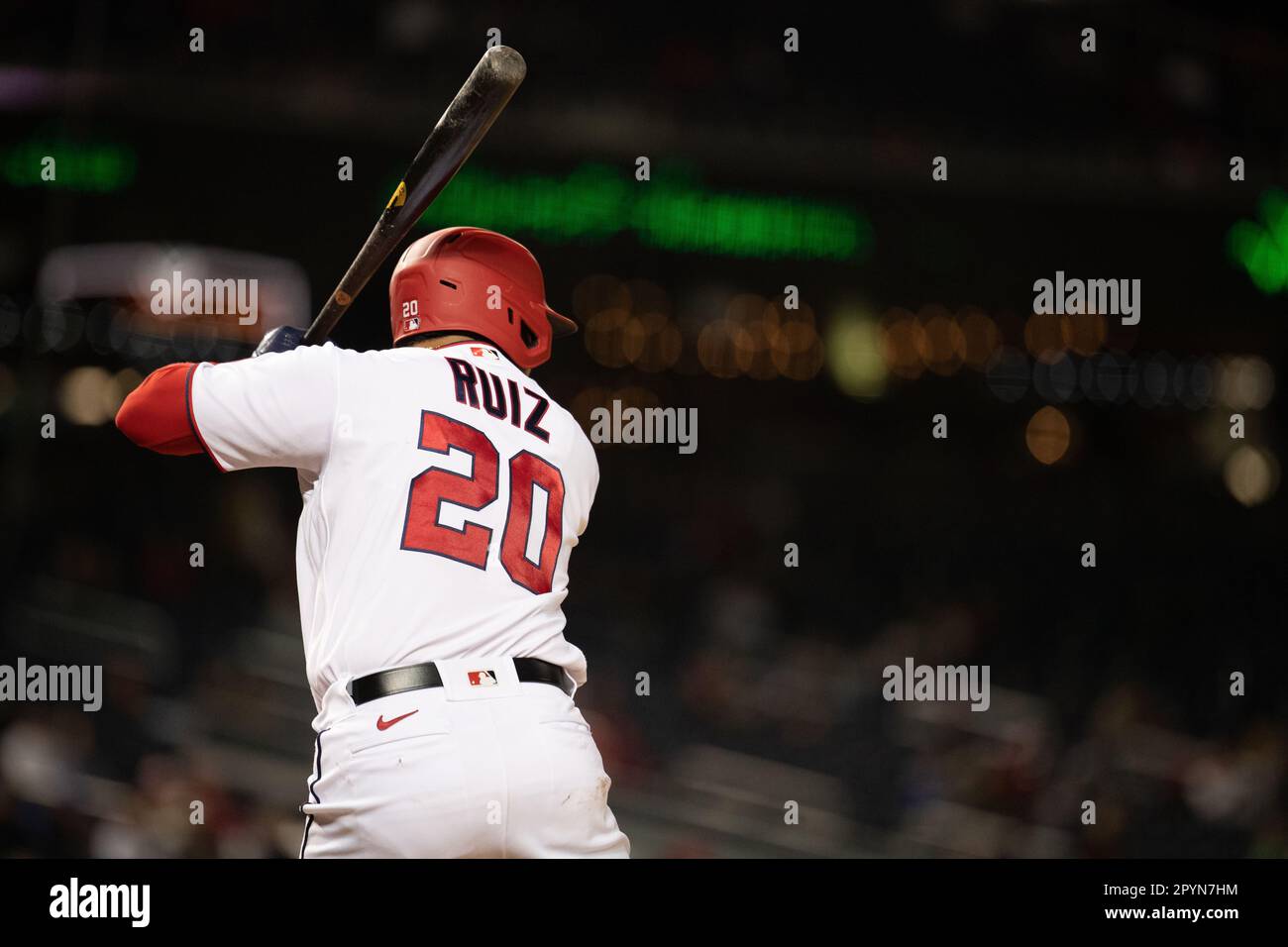 BALTIMORA, MD - 24 APRILE: Il ricevitore dei Washington Nationals Keibert Ruiz (20) si trova nel box batter durante i Chicago Cubs contro i Washington Nationals il 3 maggio 2023, ai Nationals Park Yards di Washington, DC. (Charles Brock/immagine dello sport) Foto Stock