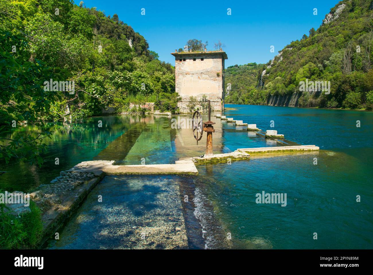 Il porto romano dell'antica Narnia (Narni), a Stifone, nei canyon del Nera. Il cielo blu e l'acqua limpida, fredda e turchese Foto Stock