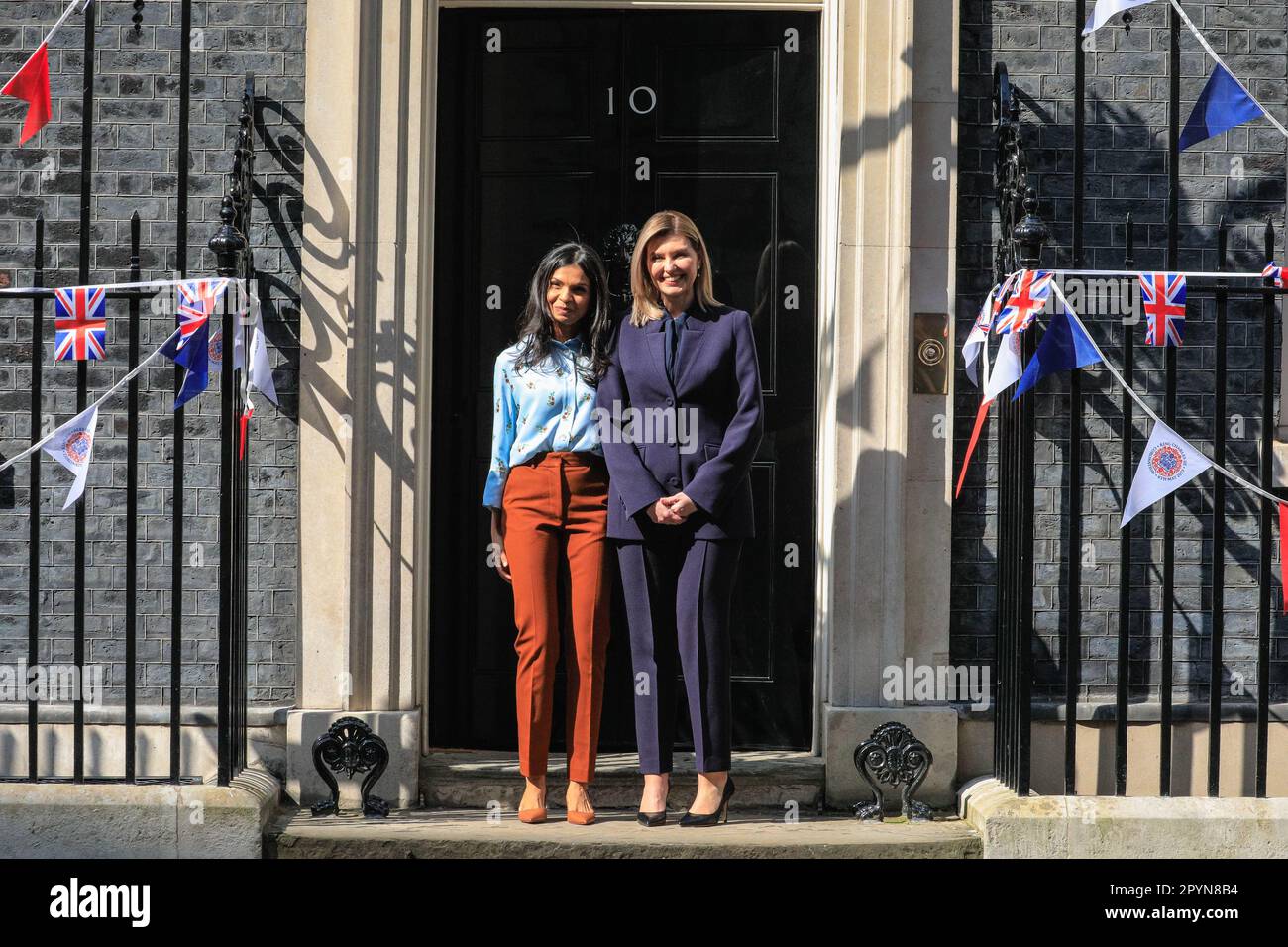 Londra, Regno Unito. 04th maggio, 2023. Akshata Murthy, moglie del primo ministro britannico Rishi Sunak, dà il benvenuto a First Lady of Ukraine, Olena Zelenska, al 10 di Downing Street questo pomeriggio. Credit: Imageplotter/Alamy Live News Foto Stock