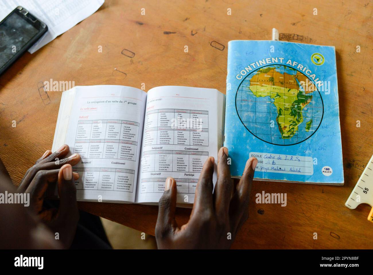 CIAD, Goz Beida, campo profughi Djabal per rifugiati dal Darfur, Sudan, scuola del JRS, libro della scuola di lingua francese / TSCHAD, Goz Beida, Fluechtlingslager Djabal fuer Fluechtlinge aus Darfur, Sudan, JRS Schule fuer Sprachen, Schulbuch französische Sprache Foto Stock