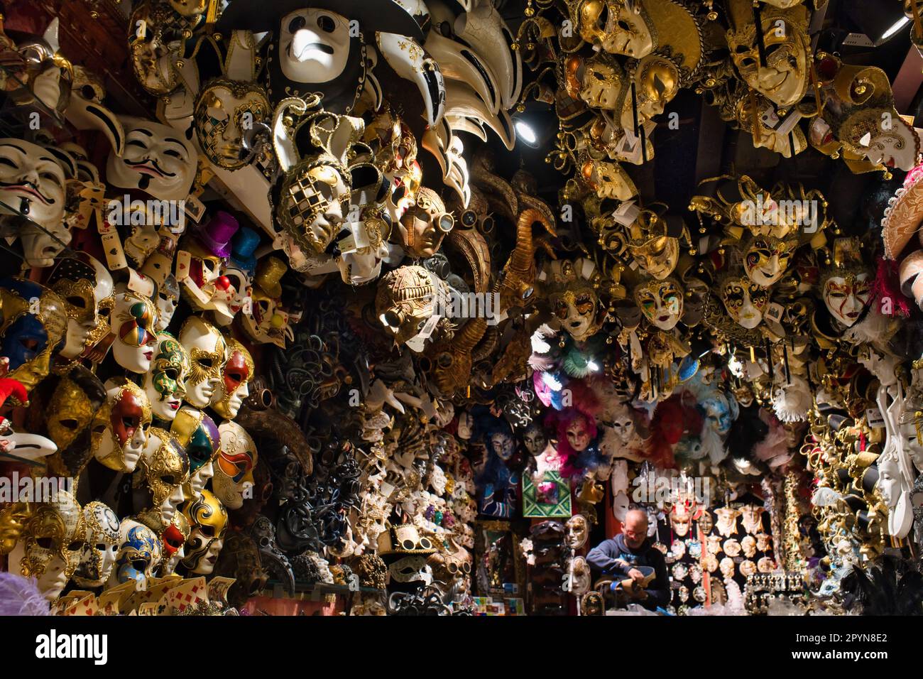 Vista interna di un laboratorio artigianale per la creazione di maschere carnevale a Venezia Foto Stock