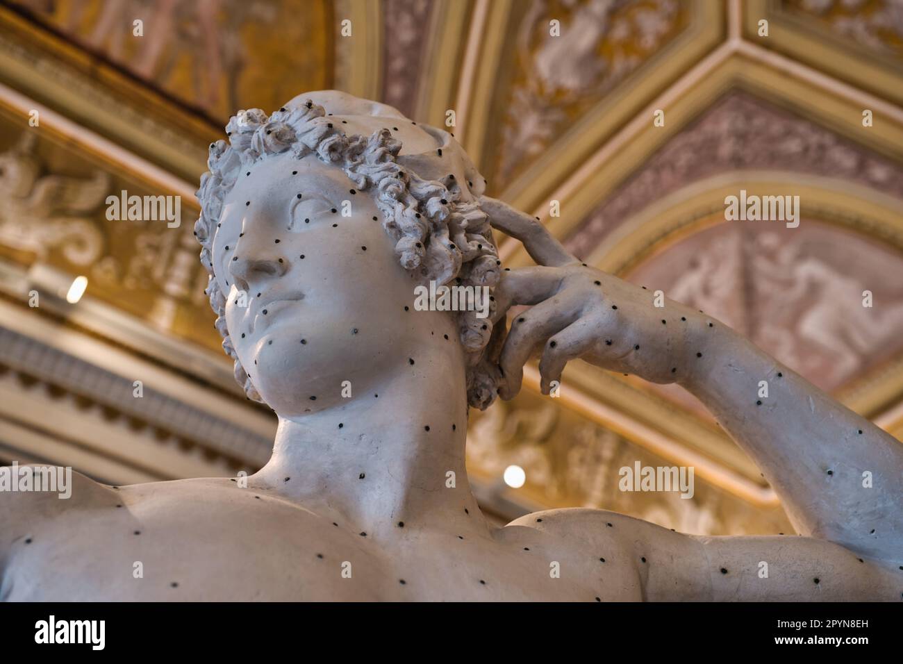 Vista in basso angolo della testa del modello in gesso parigino di Canova all'interno del museo veneziano di Venezia Foto Stock