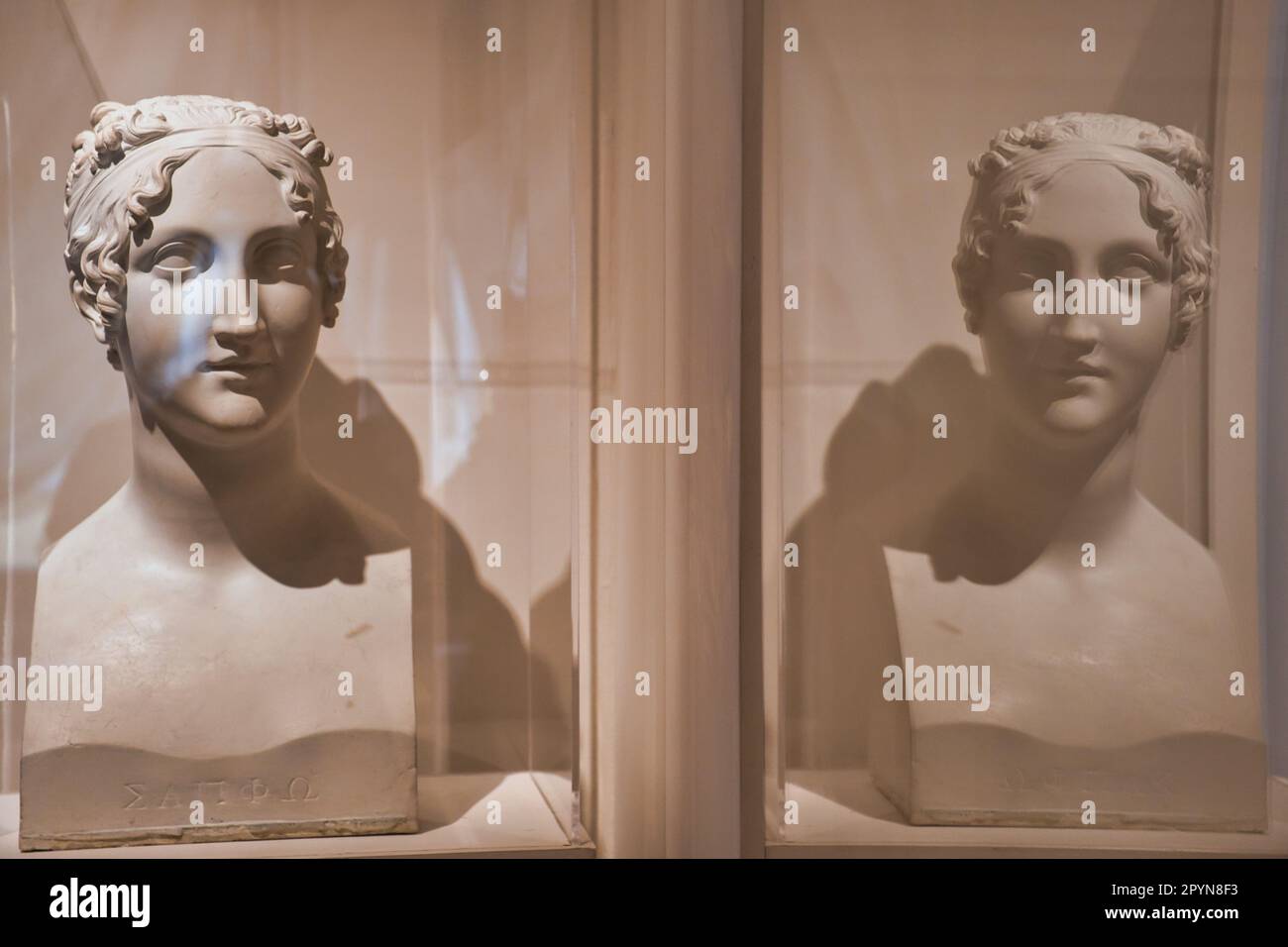 Primo piano di una statua e della sua riflessione all'interno del museo Correr di Venezia Foto Stock