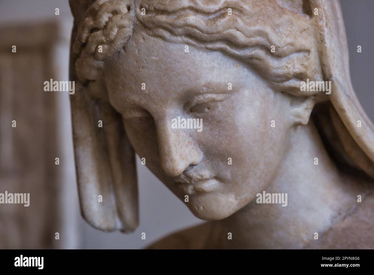 Primo piano del volto di una statua di una ragazza triste al museo archeologico di Venezia Foto Stock
