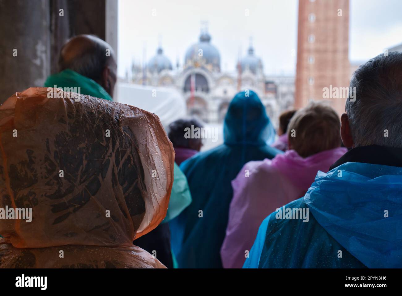 Turisti a Venezia in una giornata piovosa Foto Stock