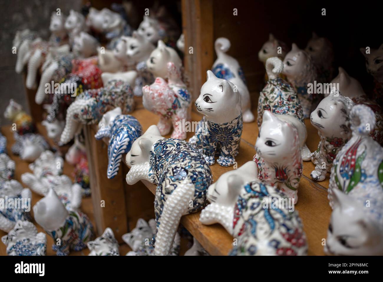 Kotor, Montenegro - un sacco di statuette di gatto in porcellana allineate su uno scaffale in un negozio di articoli da regalo Foto Stock